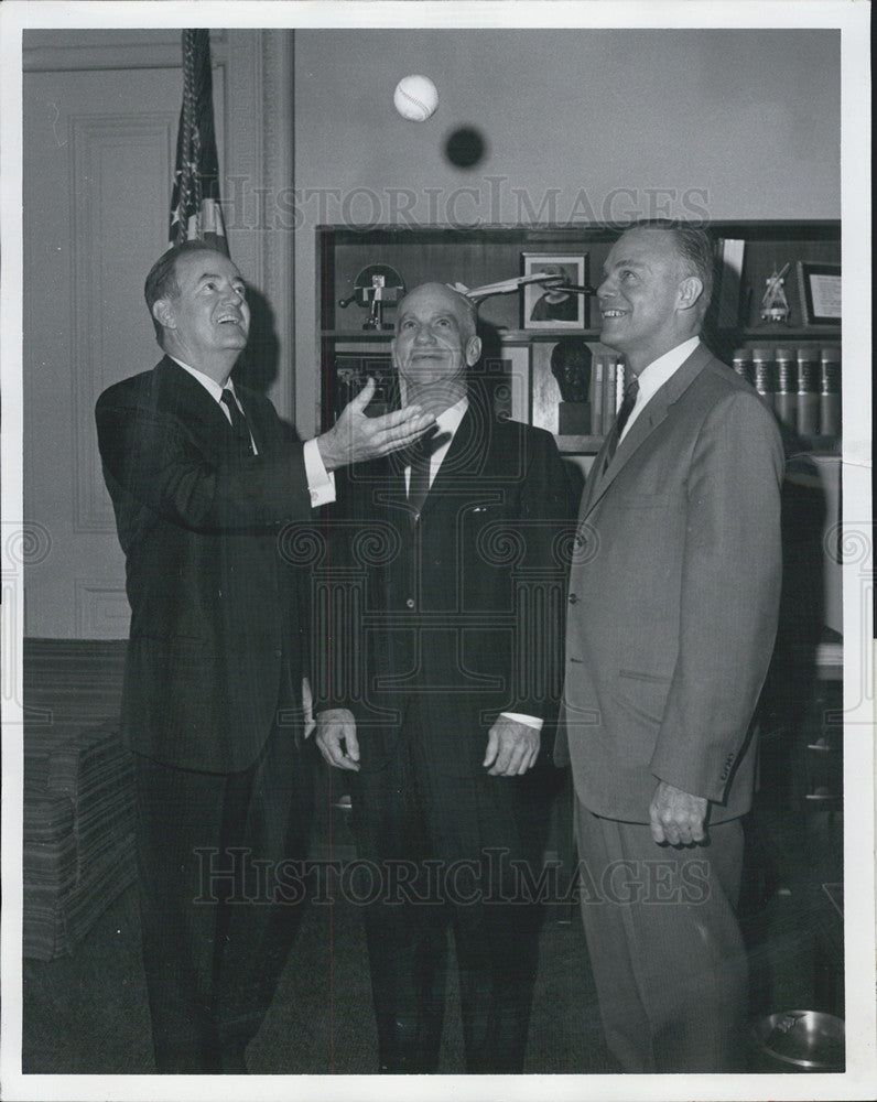 1966 Press Photo William Eckert Bob Stewart And VP Hubert Humphrey in DC - Historic Images