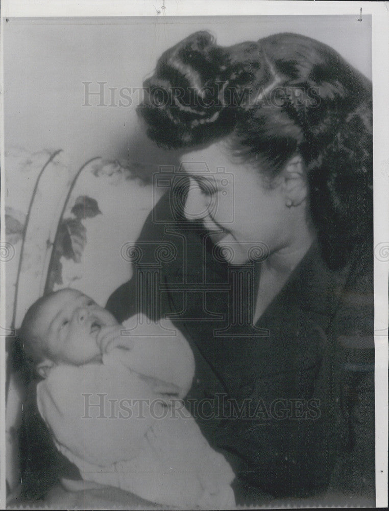 1947 Press Photo Marva Louis wife of  BoxerJoe Louis holds Joe Louis Jr - Historic Images