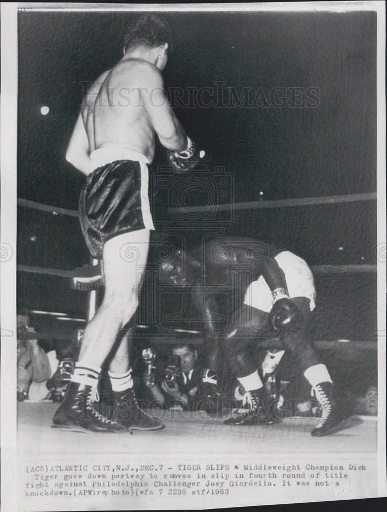 1963 Press Photo Middleweight Champion Dick Tiger Tangles With Joey Giardello - Historic Images