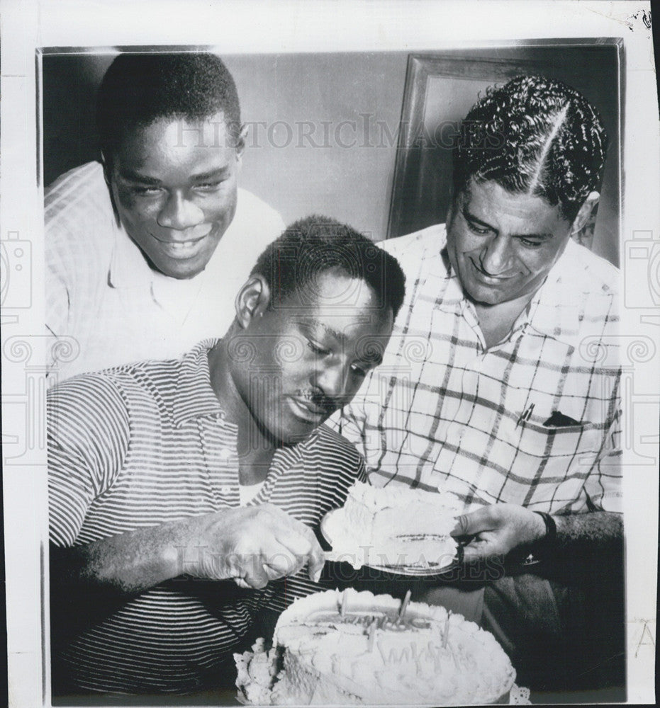 1956 Press Photo Ezzard Charles, Former Heavyweight Champ, Celebrates 35th - Historic Images