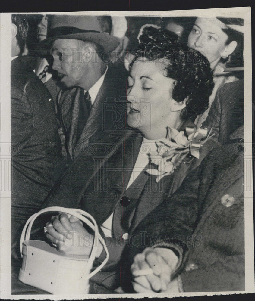 1955 Press Photo Mrs Don Cockell Wife Of Challenger Shuts Her Eyes in Prayer - Historic Images