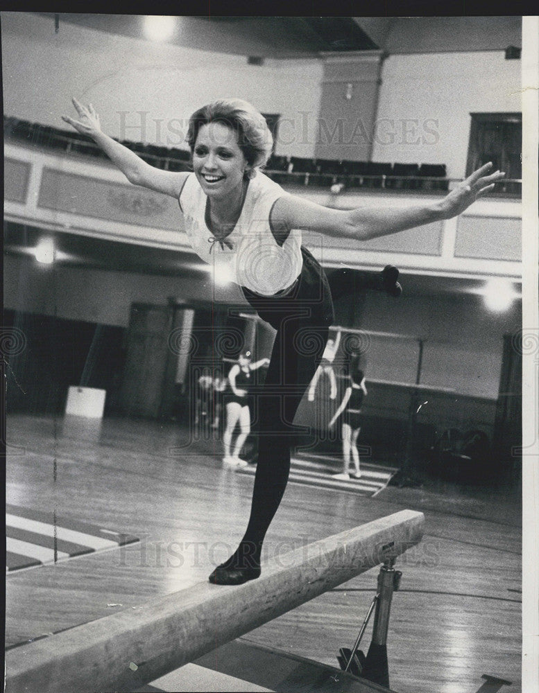 1966 Press Photo Mrs. Phyllis Morgan/Balance Beam/Gymnastics - Historic Images