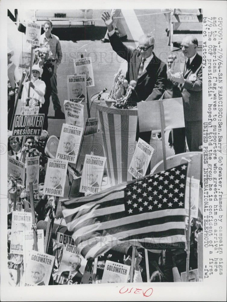 1964 Press Photo Barry Goldwater In San Francisco Campaigning With Supporters - Historic Images