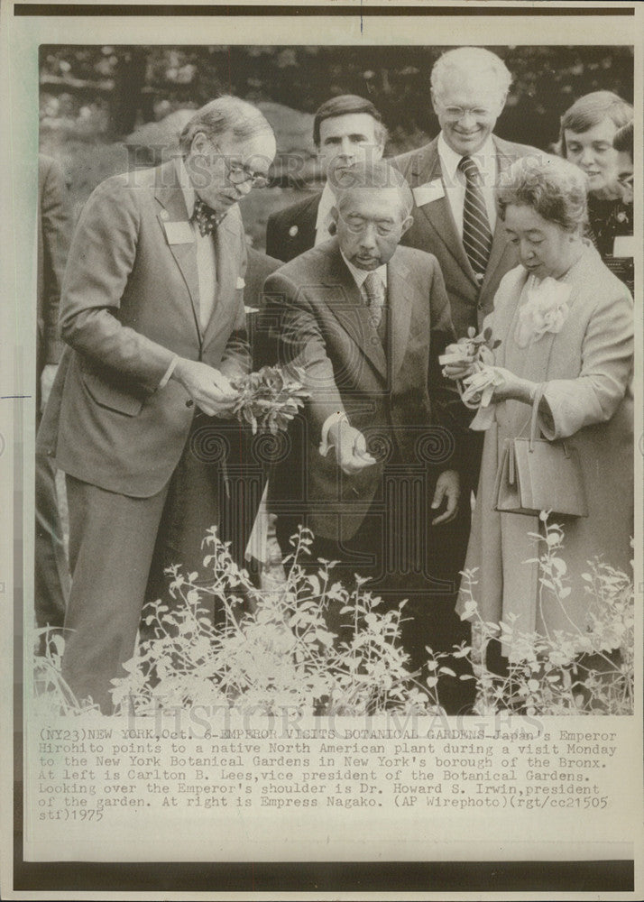 1975 Press Photo Emperor Hirohito at NY Botanical gardens - Historic Images