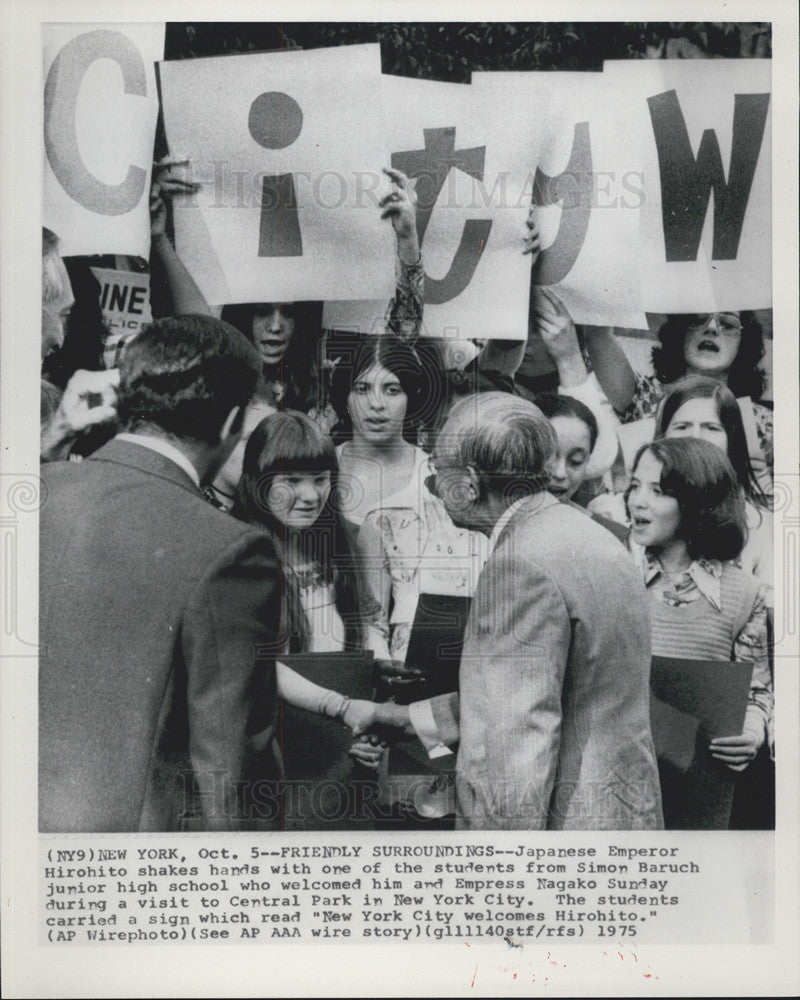 1975 Press Photo Japanese Emperor Hirohito Student from Simon Baruch Junior high - Historic Images