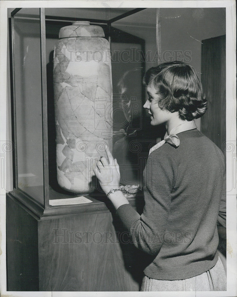 1951 Press Photo Hellenic-Roman Scroll Jar - Historic Images