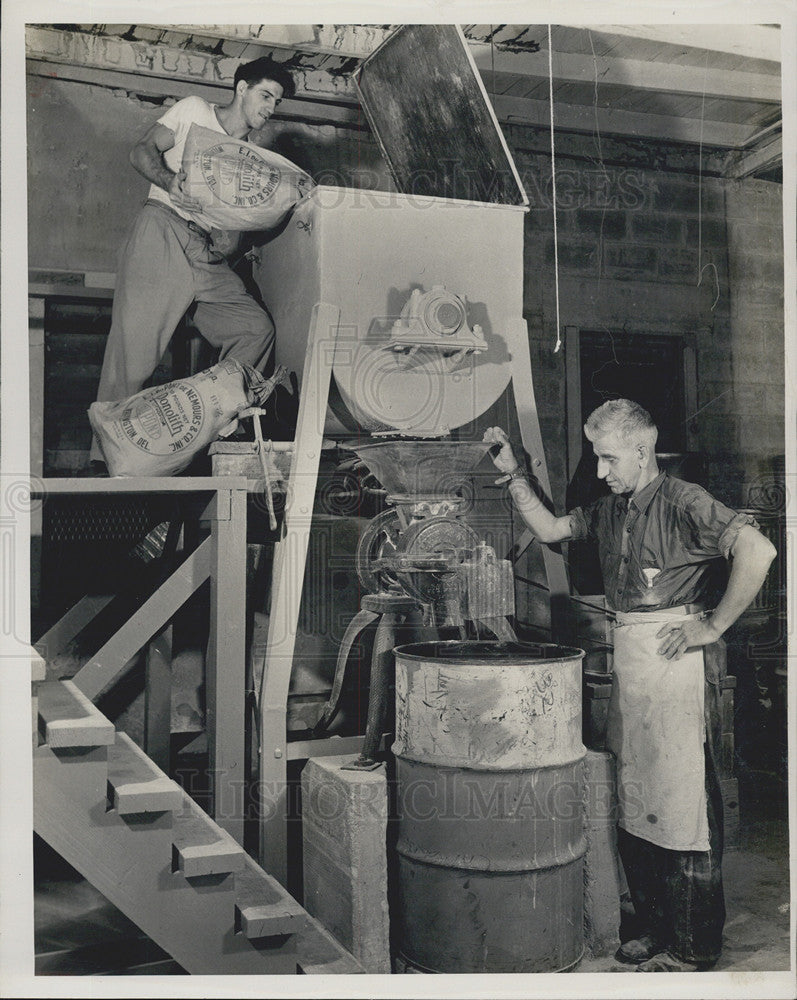 1949 Press Photo Mixing concrete - Historic Images