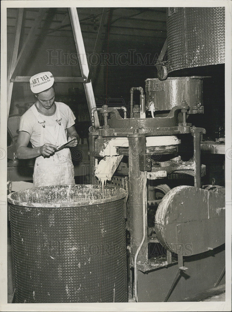 1949 Press Photo John Johnstone checking pigment to see if it&#39;s fine enough - Historic Images