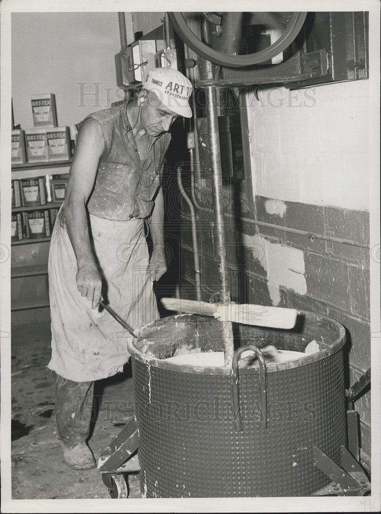 1949 Press Photo Jim Moller checking procedures in paint manufacturing - Historic Images