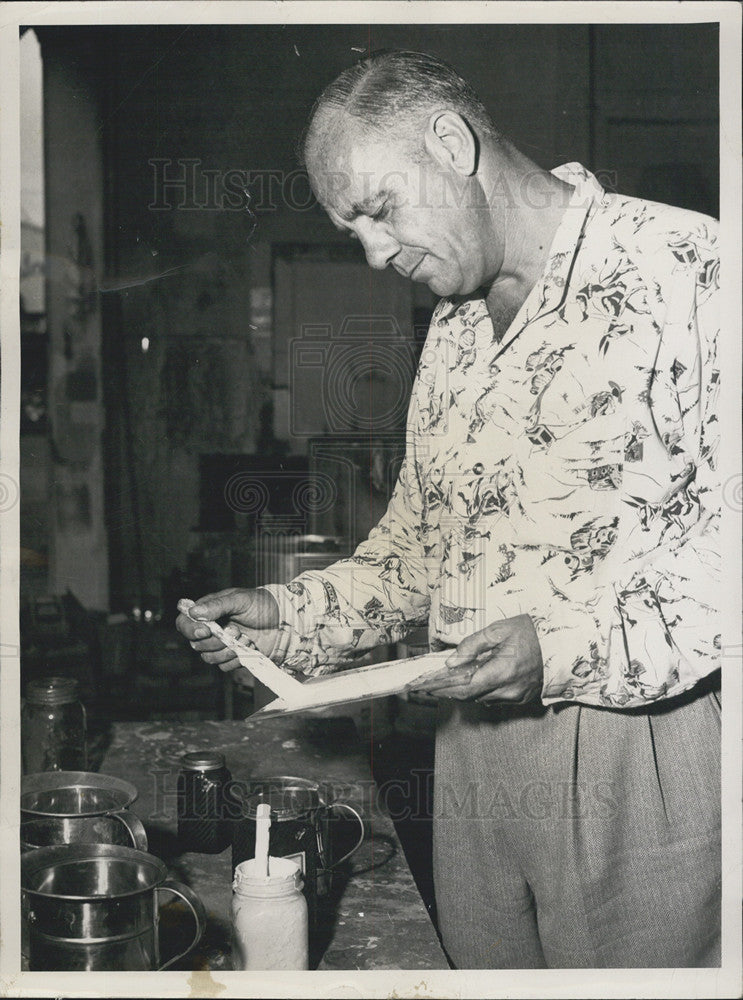 1949 Press Photo Robert Bronson doing paint tests - Historic Images