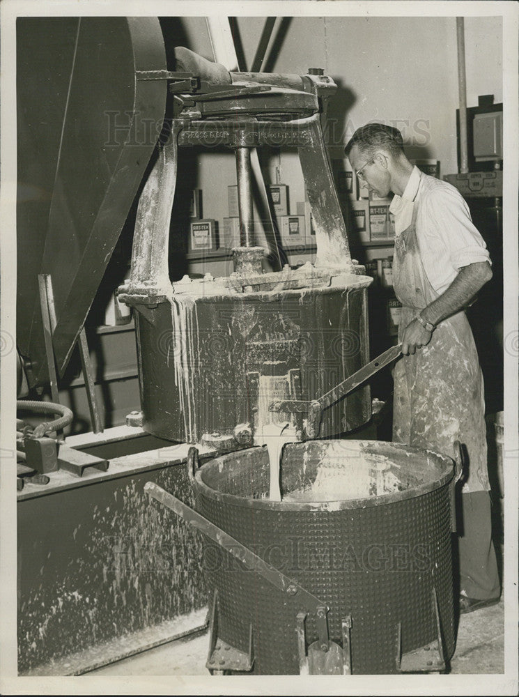 1949 Press Photo Jack Lowman mixing paint pigments - Historic Images