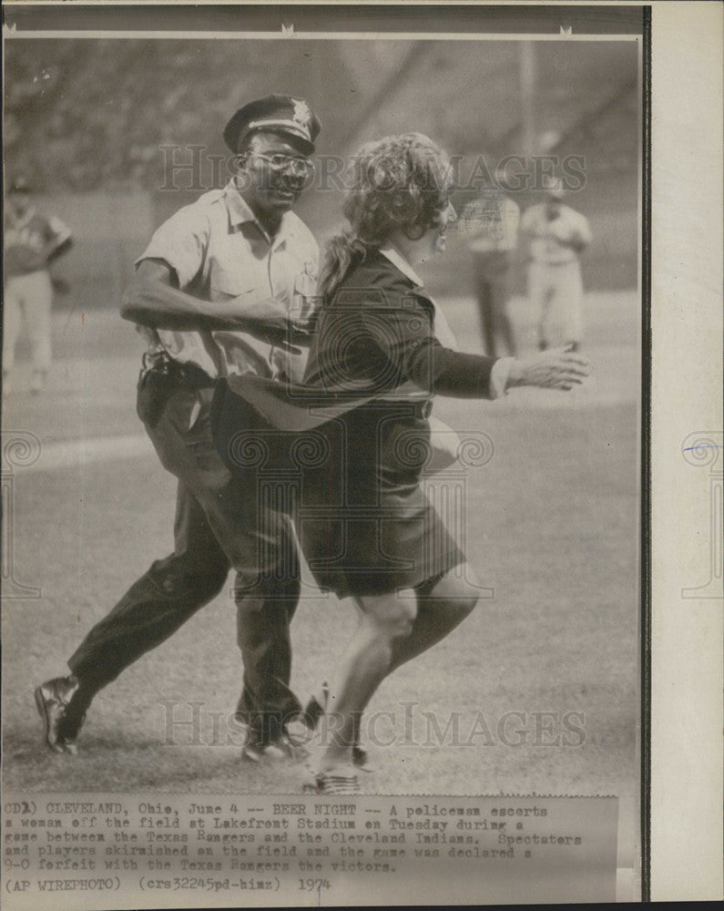 1974 Press Photo Policeman escorts woman off Texas Rangers ball field - Historic Images