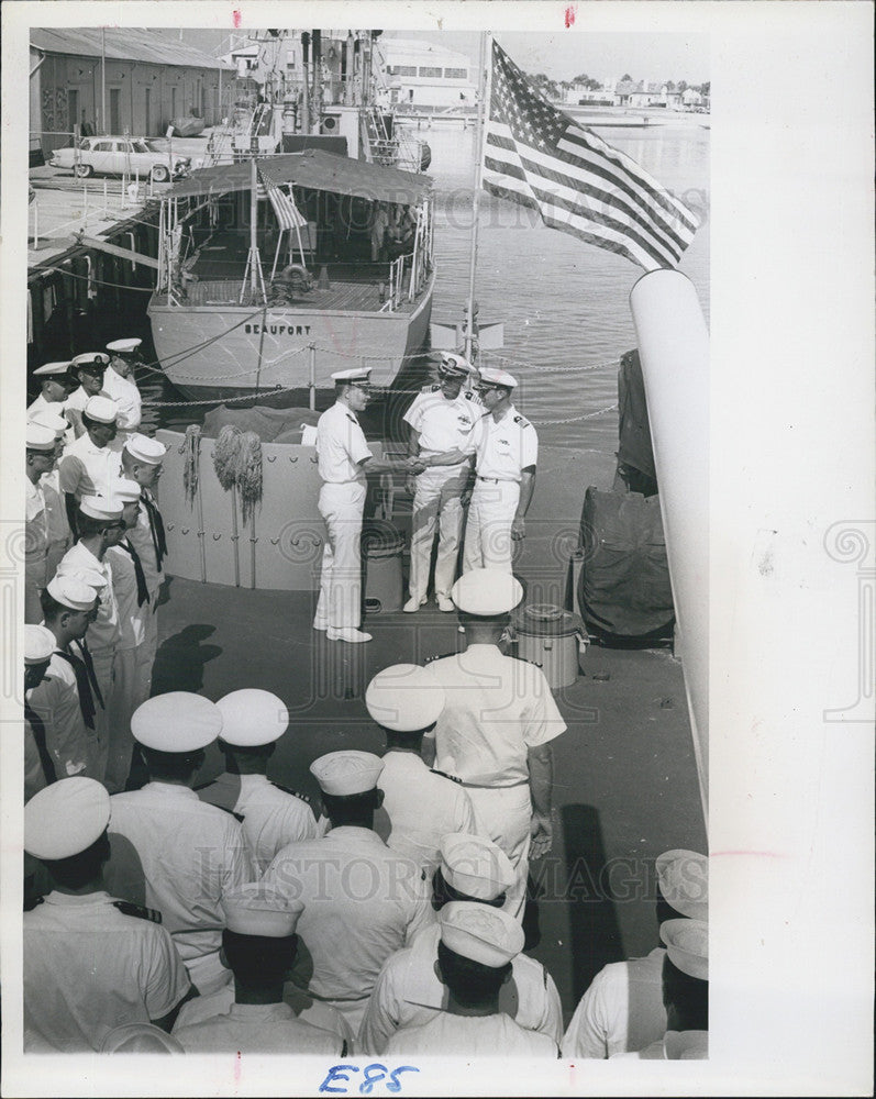 1964 Press Photo Cmdr. Alfred Arias Jr. USS Greenwood H.A. Mcquellen - Historic Images