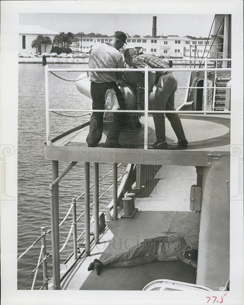 1964 Press Photo David Sackreitter &amp; Robert Walker on the USS Greenwood. - Historic Images