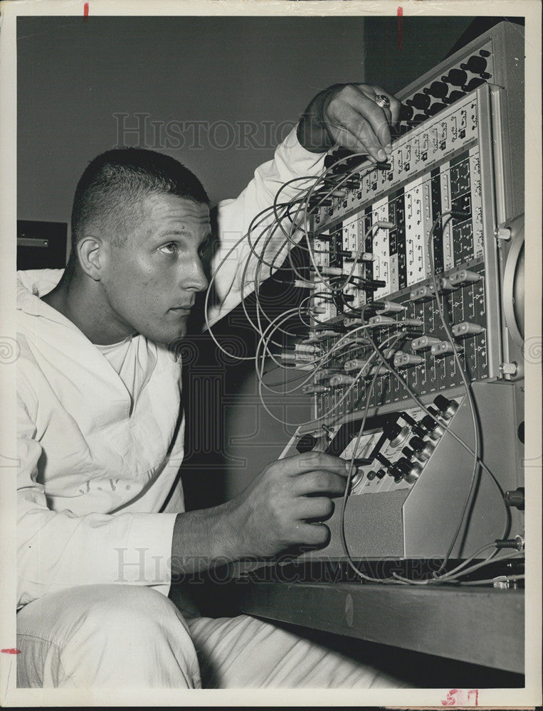 1963 Press Photo Naval officer fixing wires - Historic Images