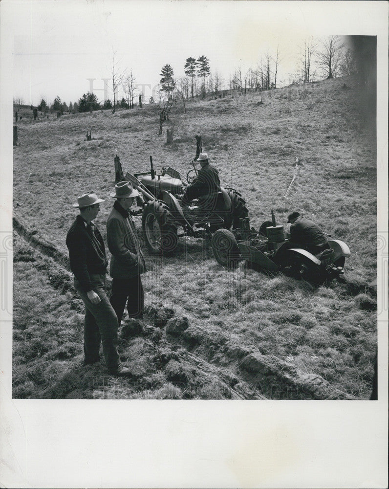 1953 Press Photo Machine Planting - Historic Images