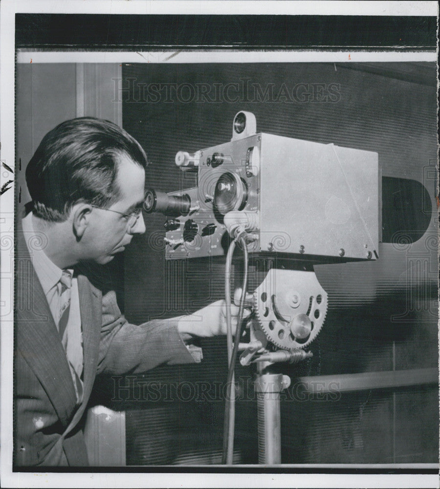 1956 Press Photo Gene McDaniel, engineer demonstrates the evaporograph. - Historic Images