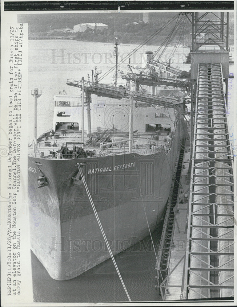 1972 Press Photo National Defender loading grain for russia at Houston Channel - Historic Images