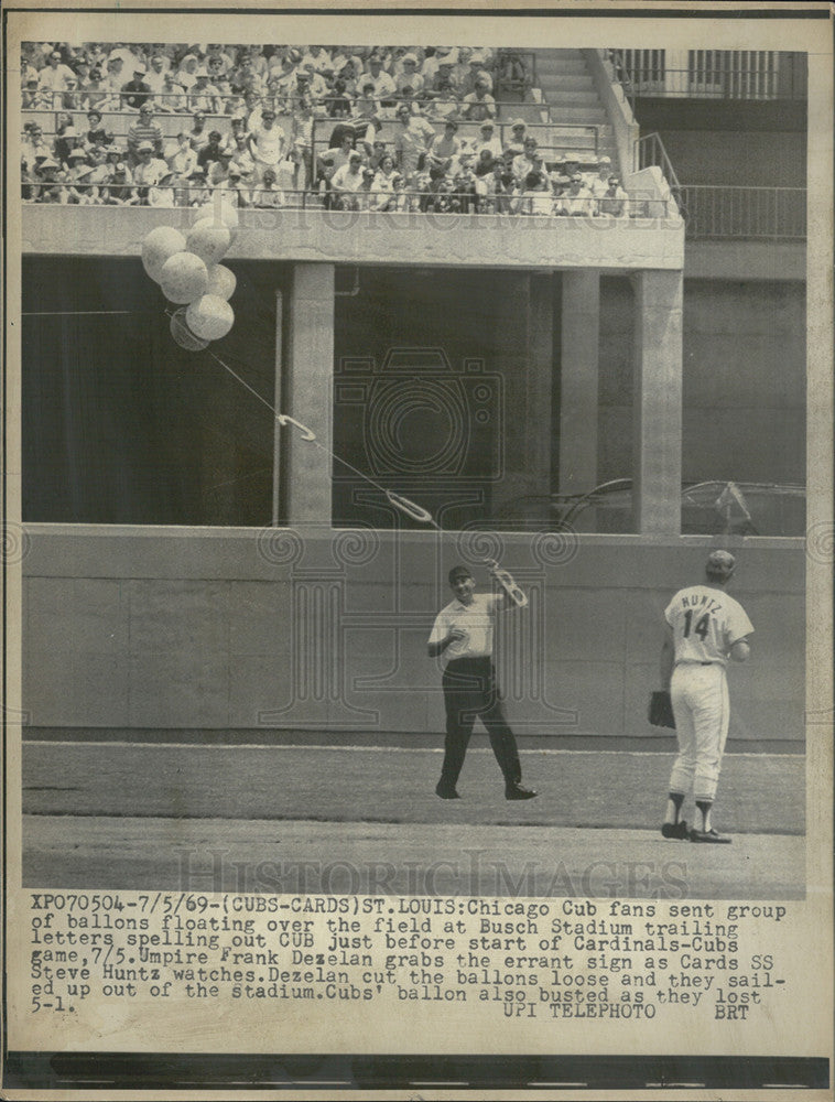 1969 Press Photo Chicago Cubs fans let balloons loose at Busch Stadium - Historic Images