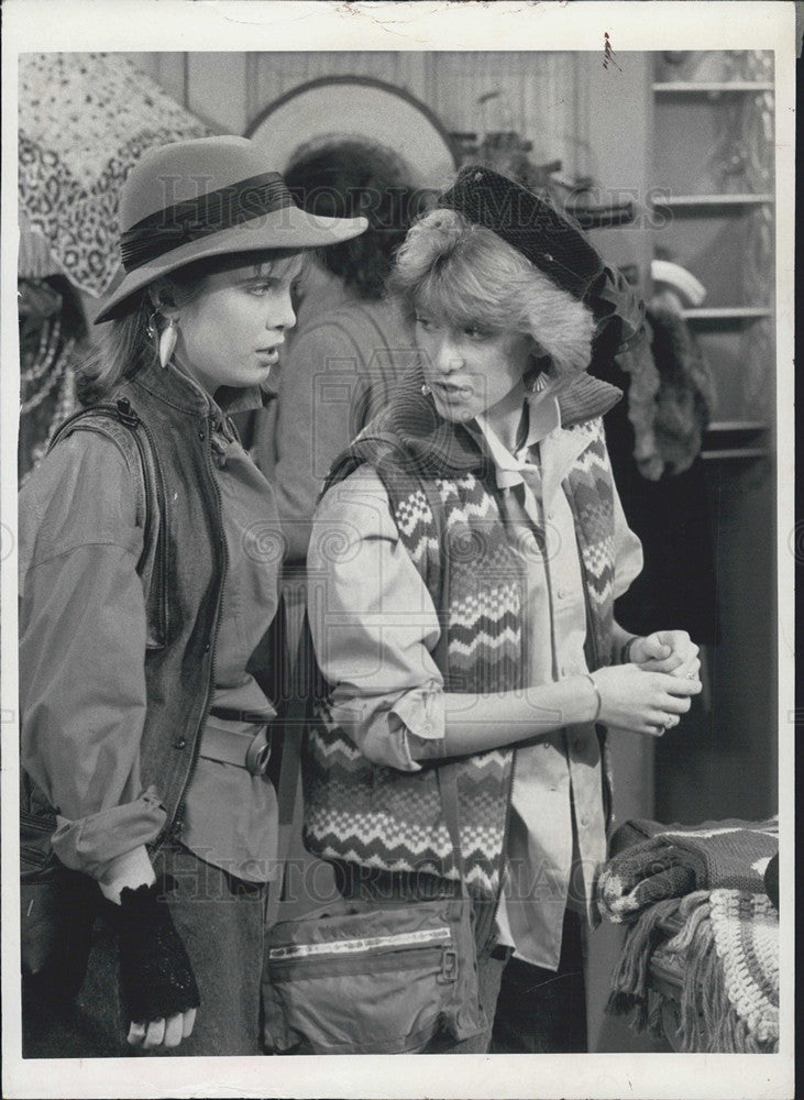 1985 Press Photo Martha Byrne and Allison Smith in Kate and Allie - Historic Images