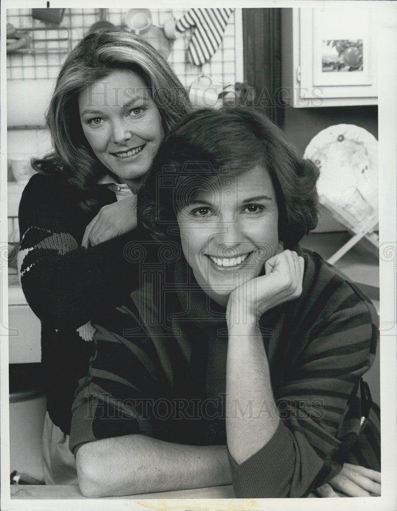 1984 Press Photo Susan Saint James and Jane Curtain in Kate &amp; Allie - Historic Images