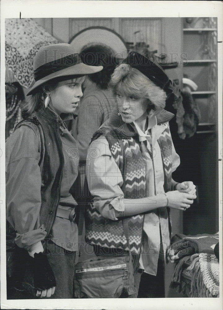 1985 Press Photo Actors Allison Smith And Martha Byrne On TV Show Kate &amp; Allie - Historic Images