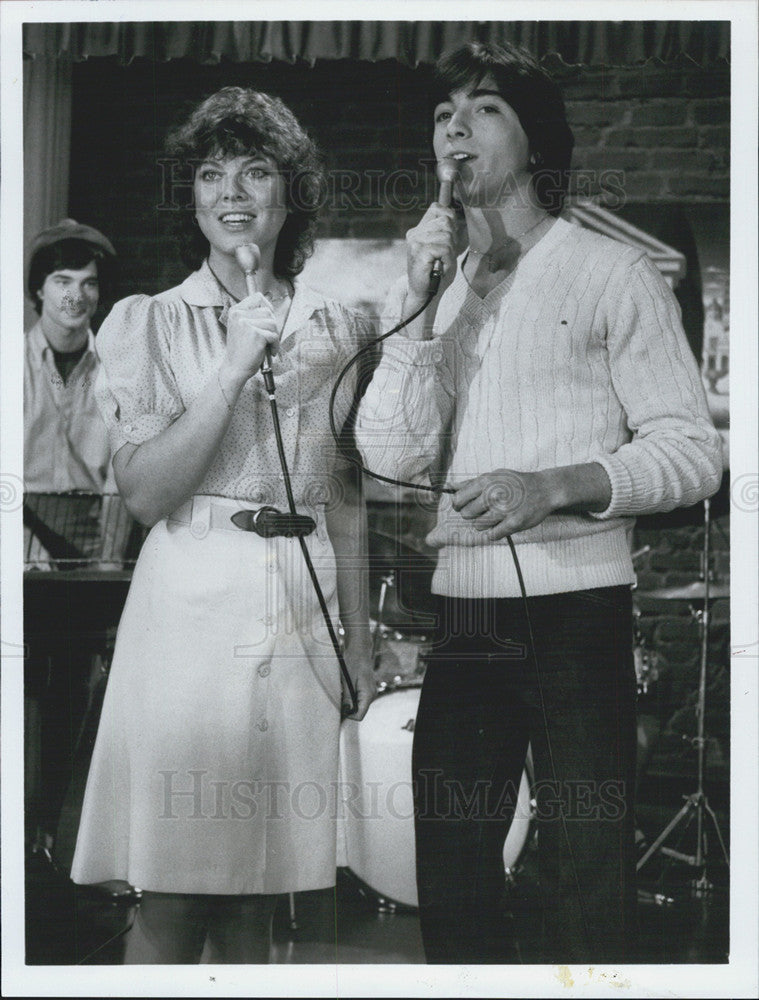 1982 Press Photo Erin Moran and Scott Baio in Joanie loves Chachi - Historic Images