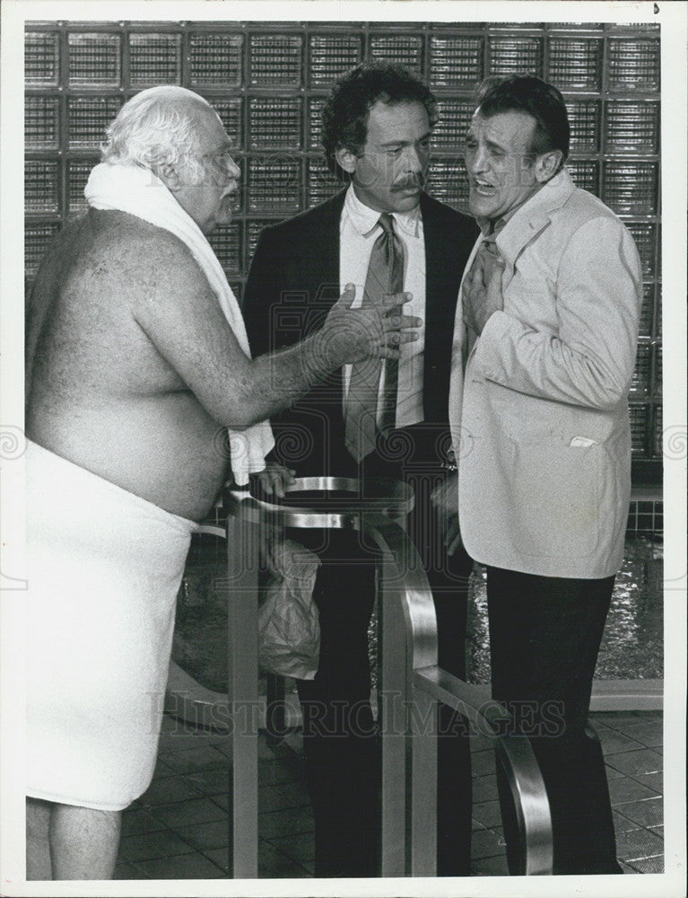 1985 Press Photo Actor Bruce Weitz, Jack Kruschen and Dick Bakalyan - Historic Images