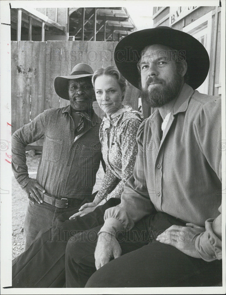 1982 Press Photo Moses Gunn, Katherine And Cannon Merlin Olson In Father Murphy - Historic Images