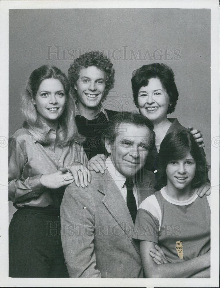 1977 Press Photo Cast of &quot;Family&quot; - Historic Images