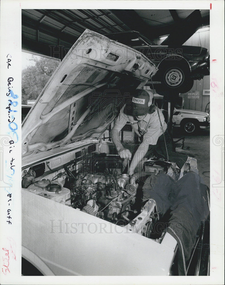 1986 Press Photo People of the Labor Force car being repaired. - Historic Images