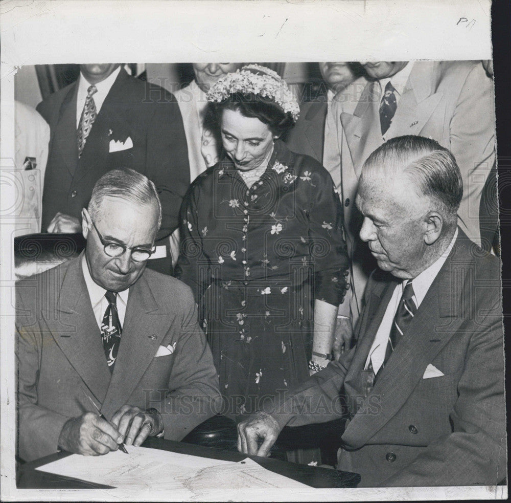 1951 Press Photo President Truman Signs Draft Bill - Historic Images