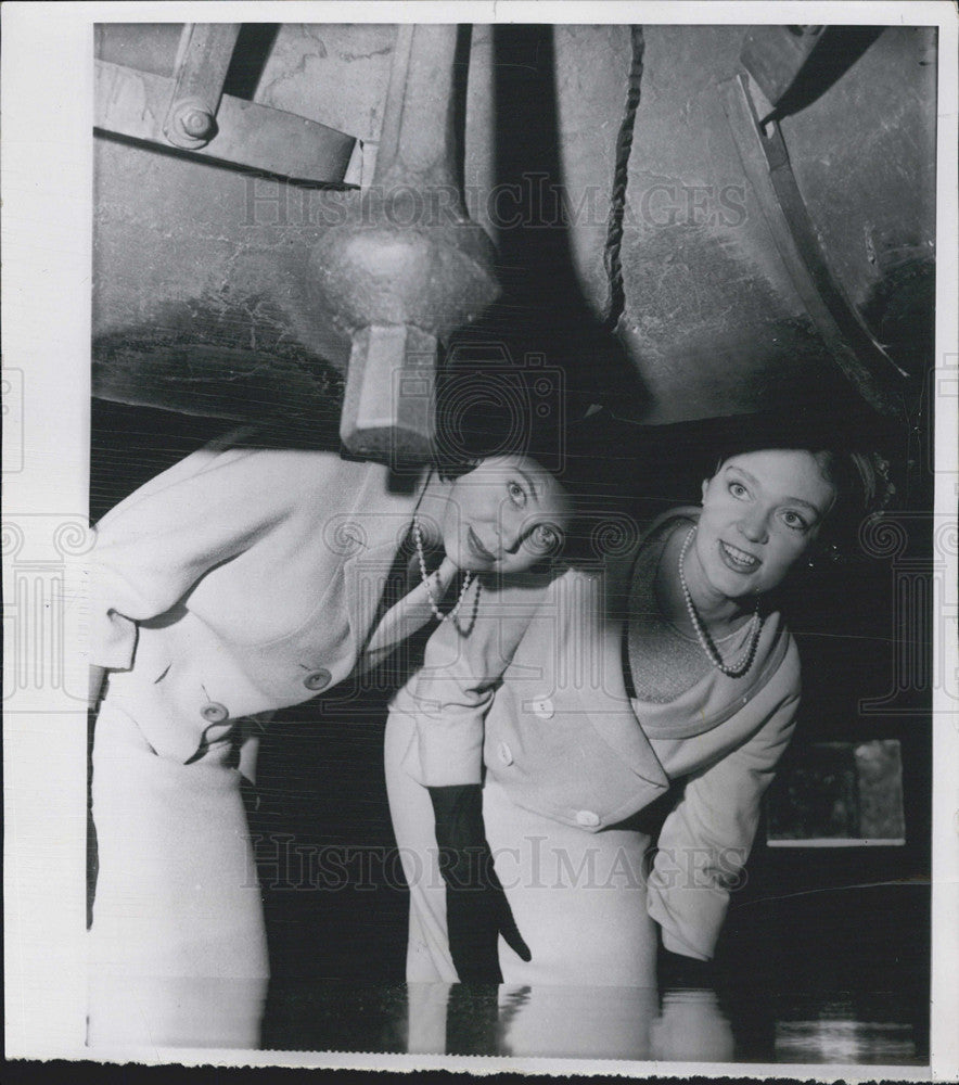 1960 Press Photo Swedish Princesses Desiree &amp; Birgitta tour Liberty Bell - Historic Images