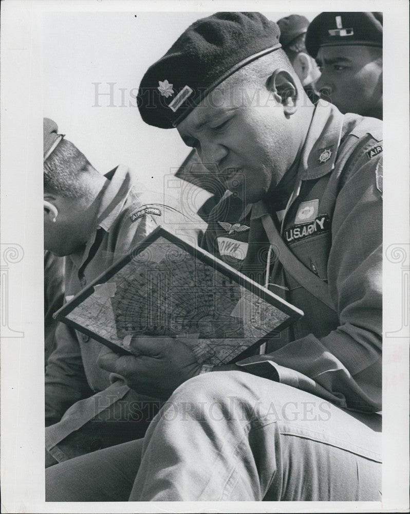 1966 Press Photo Maj. Brown Studies Warfare for Viet Nam - Historic Images