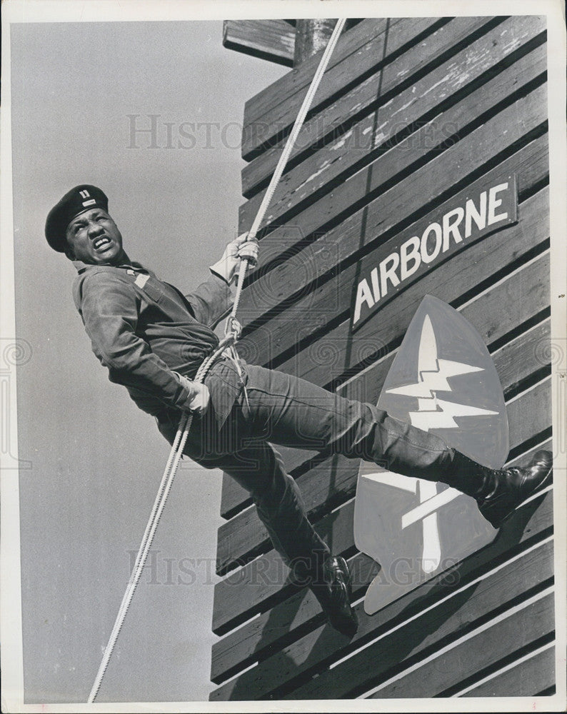 1966 Press Photo Maj. George Brown Rappels At Reserve Army Center - Historic Images