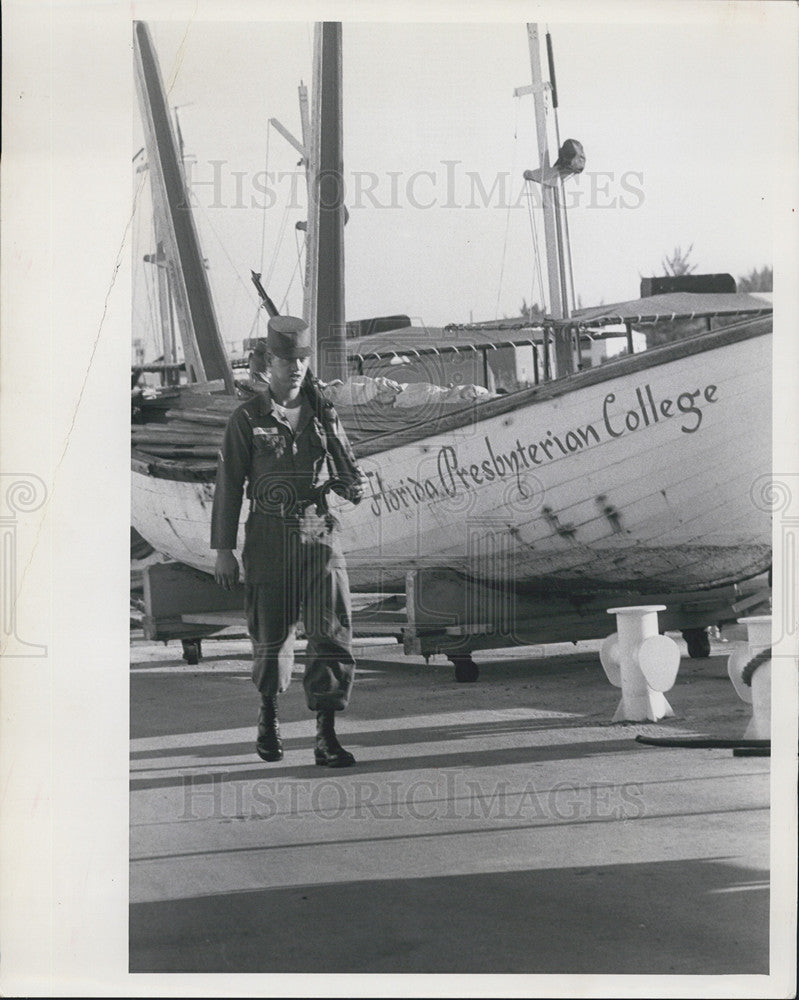 Press Photo St Petersburg Maritime Base Bayboro Harbor Soldier Patrol - Historic Images