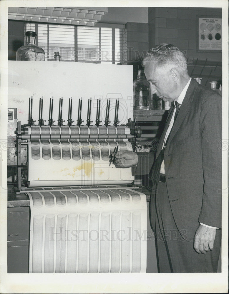 1970 Press Photo Edward Mooney Testing Ballpoint Pens for Durability for Florida - Historic Images