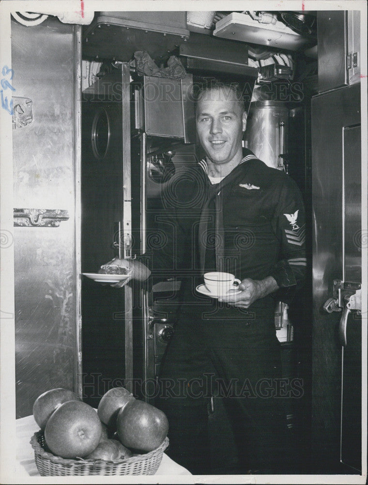 1964 Press Photo A. L. Pertschinger, US Navy,  In Compact Galley On USS Mackerel - Historic Images