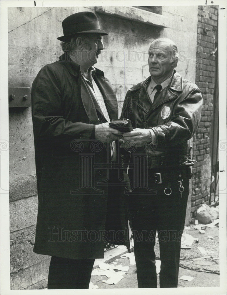 1981 Press Photo Michael conrad and Ron Feinburg in TV show &quot;Up in Arms&quot; - Historic Images