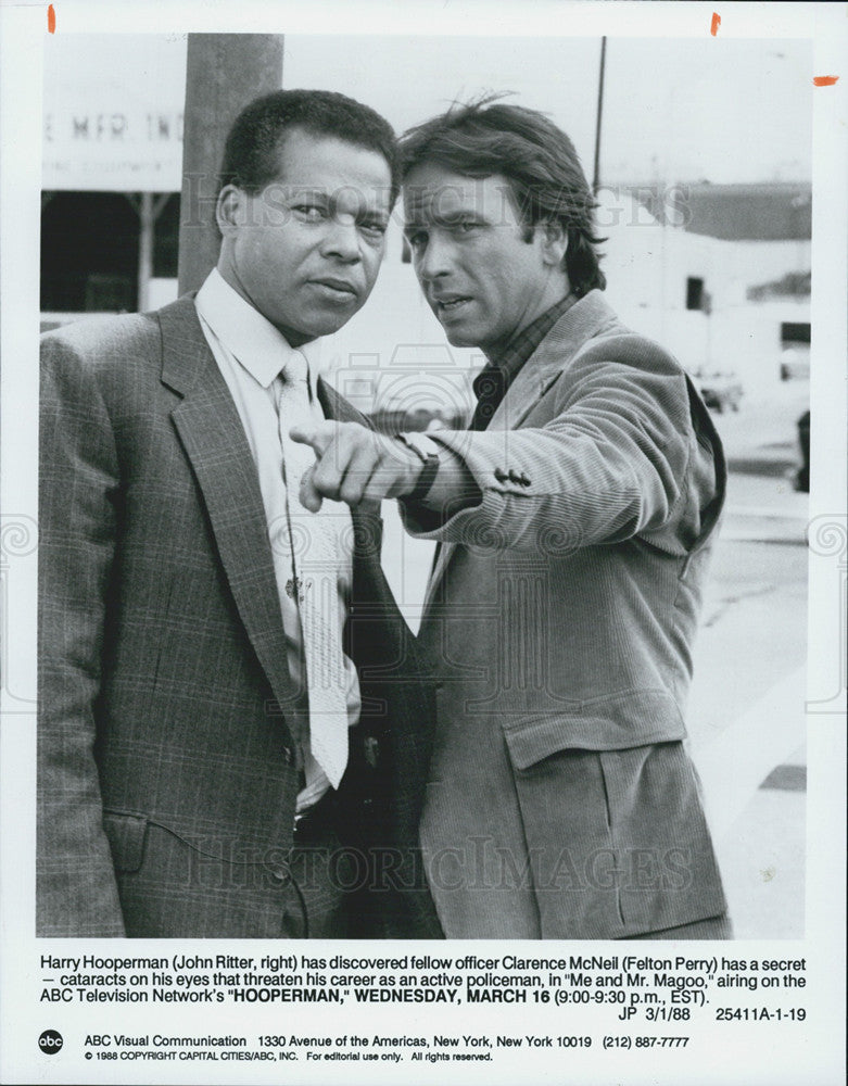 1988 Press Photo Actors John Ritter and Felton Perry Starring In &quot;Hooperman&quot; - Historic Images