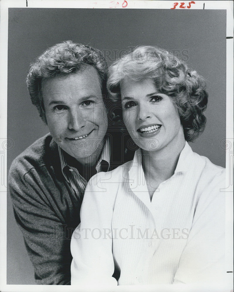 1982 Press Photo of Wayne Rogers and Sharon Gless in TV series &quot;House Calls&quot; - Historic Images