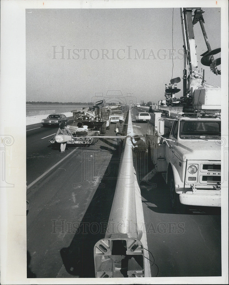 1975 Press Photo Light Pole to Be Added to Tampa Bay Bridge - Historic Images