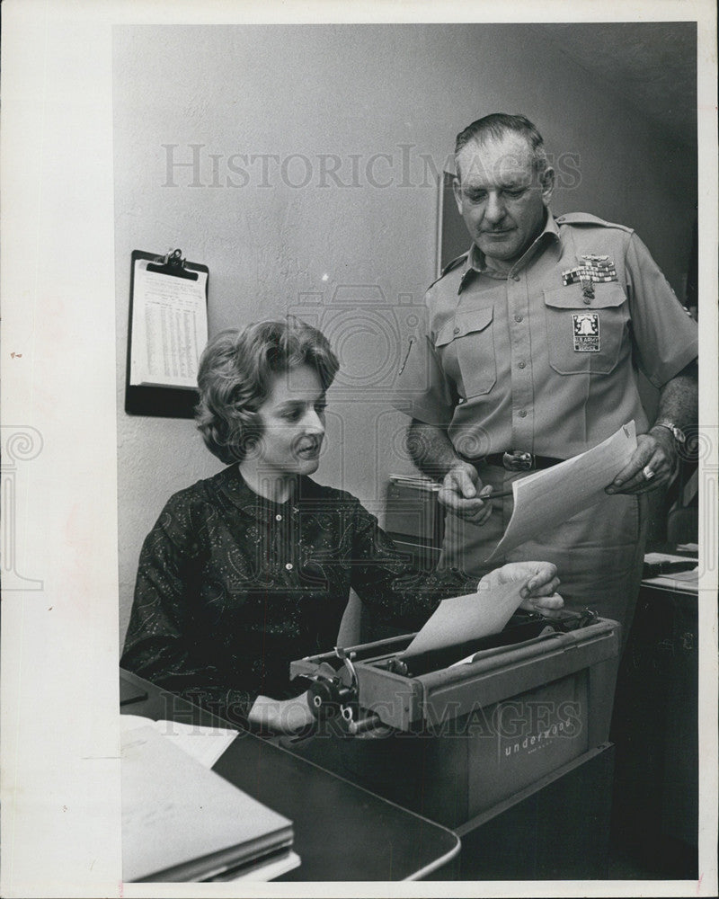 1967 Press Photo Army Recruitment Mrs Linda Squires, Sgt 1C James Johnston - Historic Images