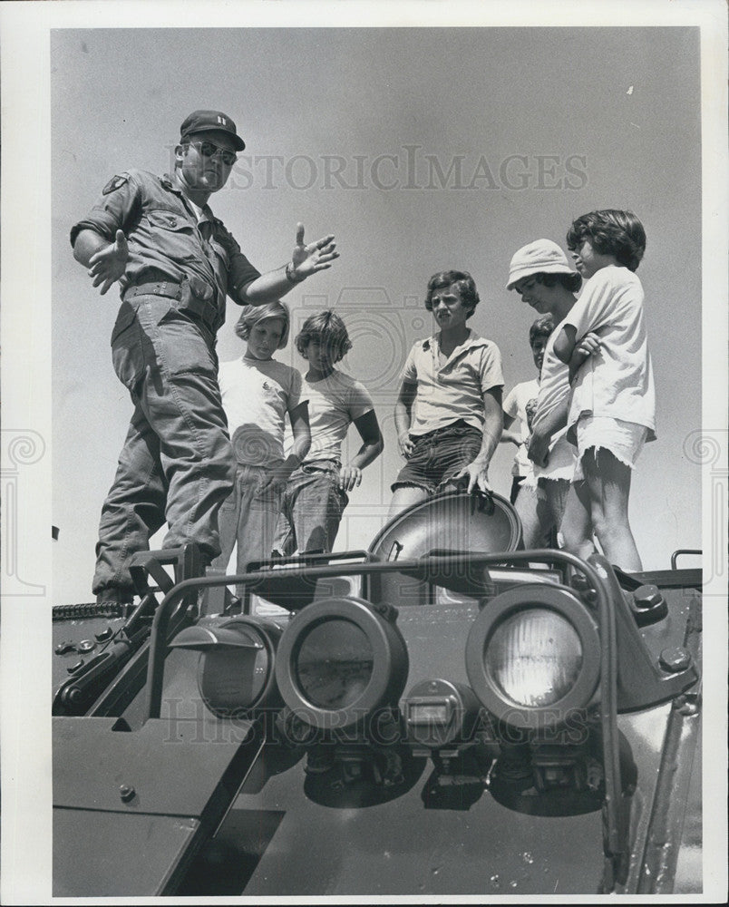 1976 Press Photo US Army Capt. Ken McGraw, Guld Harbors at New Port Richey - Historic Images