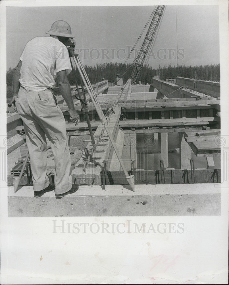 1957 Press Photo Engineering Aide Floyd Lawson Indian Rocks Bridge - Historic Images