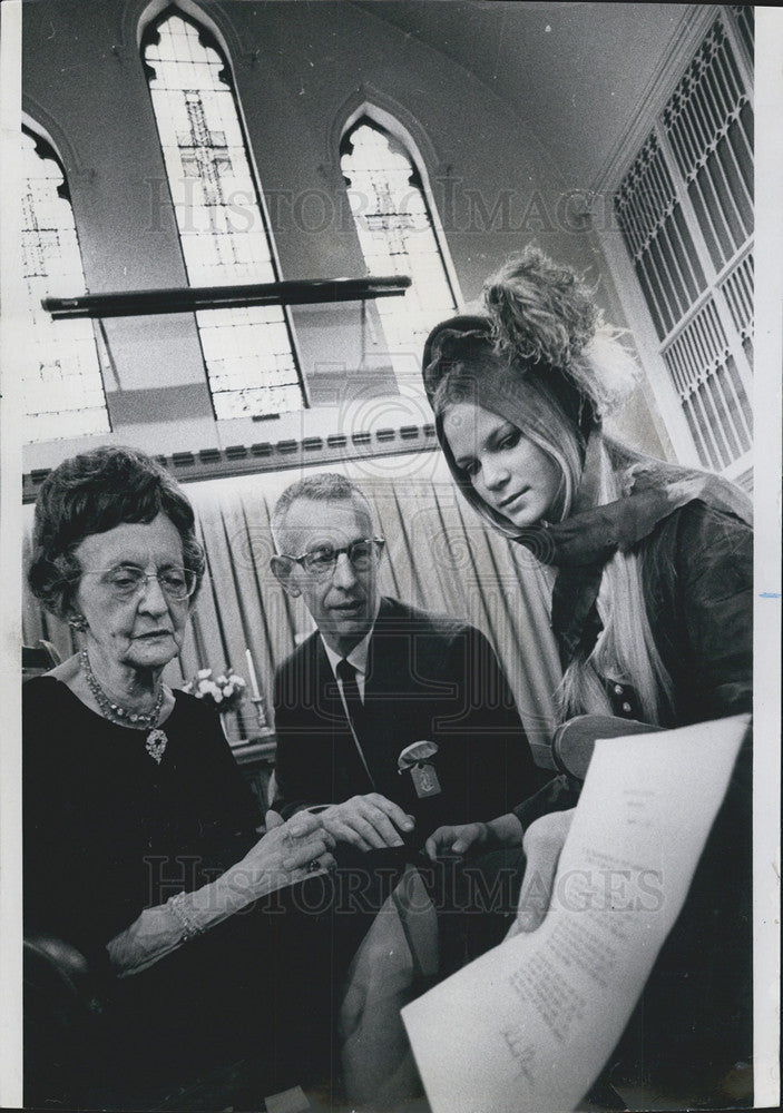 1971 Press Photo Reverend Robert Vornholt With Letter From President Nixon - Historic Images