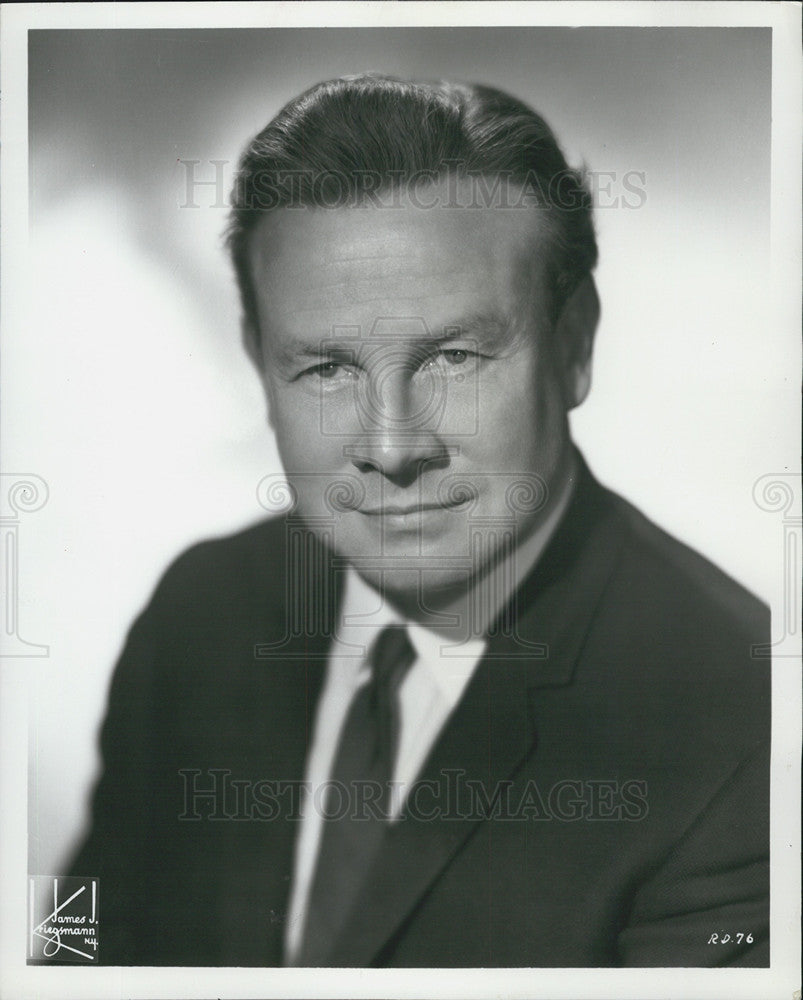 1996 Press Photo John Alexander Tenor Opera Singer Musician - Historic Images