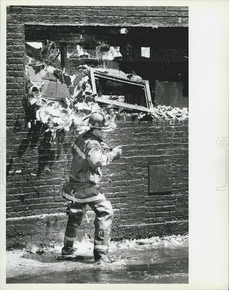 1984 Press Photo Firefighter Dodges Falling Debris - Historic Images