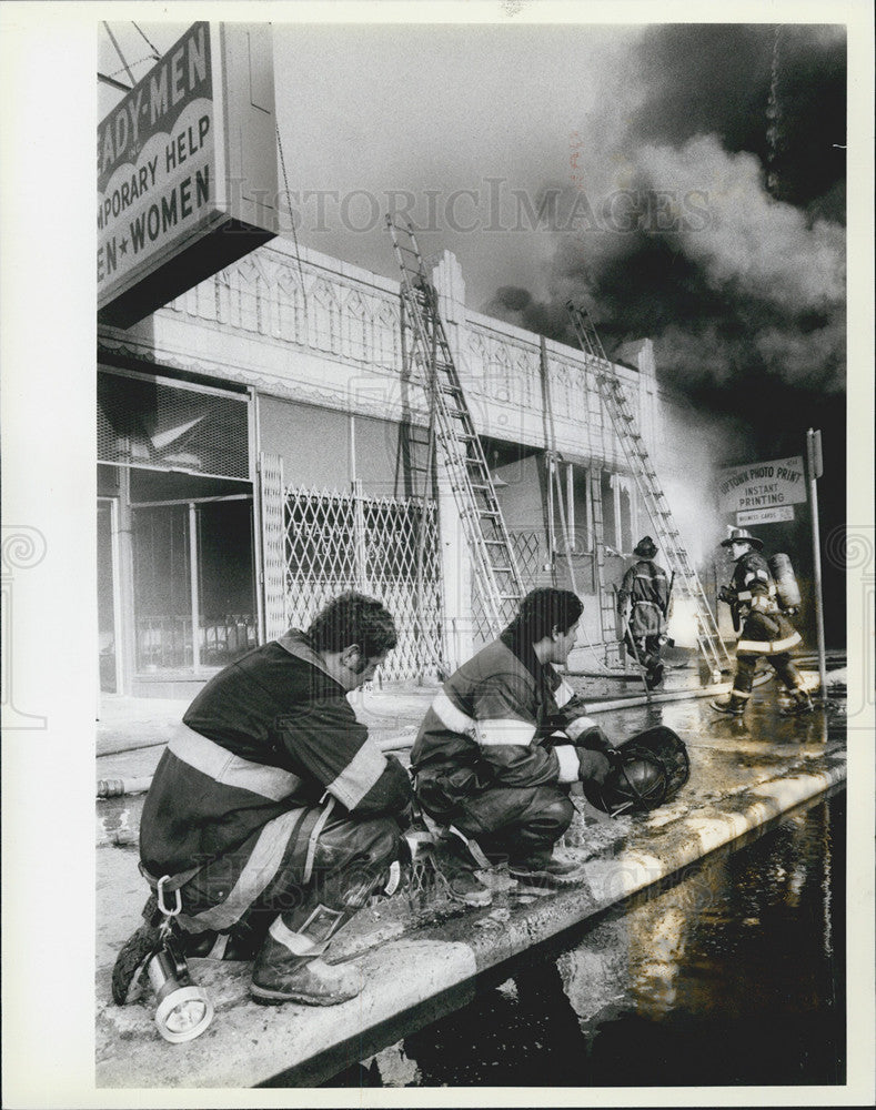 1984 Press Photo Firefighters Resting After Fighting A Fire - Historic Images