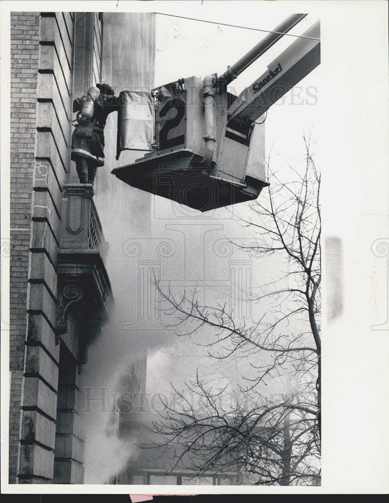 1985 Press Photo Firefighter Holding On To Lift - Historic Images